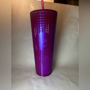 New Starbucks 2022
Berry Bling Soft Touch
Studded 24oz Venti Tumbler